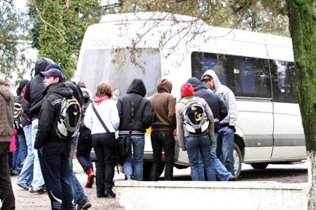 Elevi navetiști. Foto: dscnews.ro