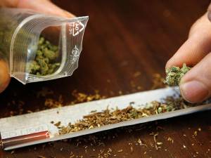 Poliţiştii au găsit asupra tinerilor pliculeţe cu substanţe vegetale şi foiţe pentru confecţionarea ţigaretelor