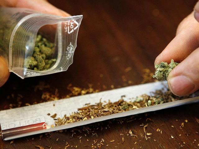Poliţiştii au găsit asupra tinerilor pliculeţe cu substanţe vegetale şi foiţe pentru confecţionarea ţigaretelor