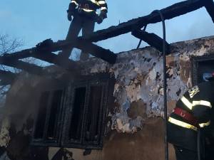 Casa distrusă de un incendiu provocat de scăpări de gaze, urmat de o explozie