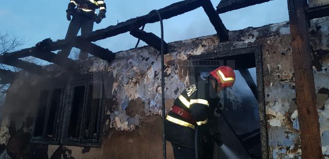 Casa distrusă de un incendiu provocat de scăpări de gaze, urmat de o explozie