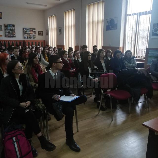 Dialog intercultural, între elevi și Claire Hungar, din SUA, la Colegiul  „Eudoxiu Hurmuzachi” Rădăuți