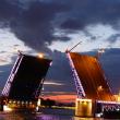 Nopţile albe de la Sankt Petersburg și podurile de pe Neva care se ridică în fiecare noapte