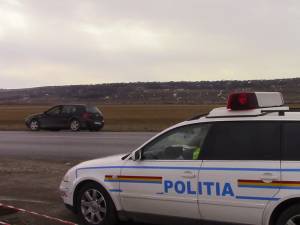 Poliţiştii au efectuat semnale de oprire, însă conducătorul autoturismului nu a oprit