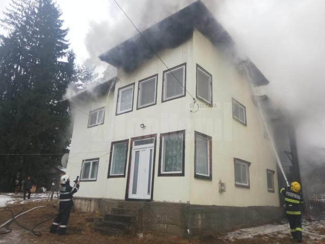 Incendiul s-a propagat de la un burlan metalic, cuprinzând acoperişul şi etajul casei şi lăsând în urmă pagube de 40.000 de lei