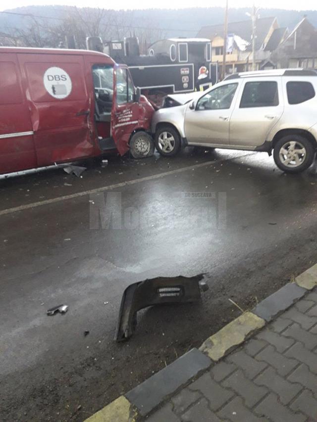 Trei autovehicule implicate într-un accident, în centrul comunei Vatra Moldoviţei