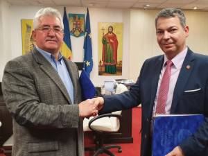 Primarul Ion Lungu a semnat luni contractul pentru digitalizarea activităţilor din Primăria Suceava