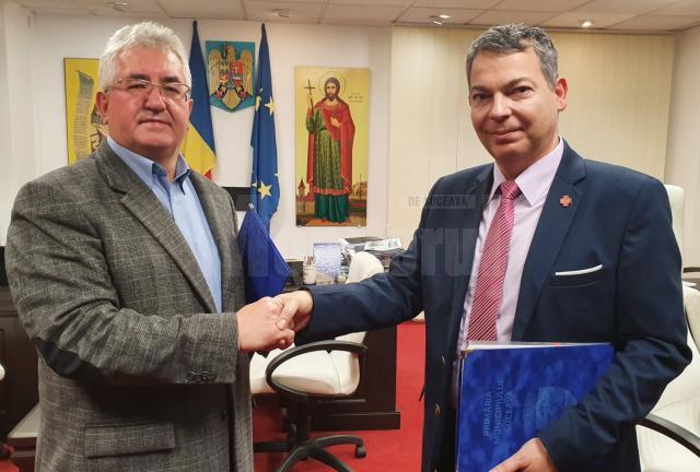 Primarul Ion Lungu a semnat luni contractul pentru digitalizarea activităţilor din Primăria Suceava