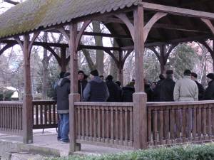 40 de foşti angajaţi de la societatea comercială Mobila SA Rădăuţi s-au adunat ieri dimineaţă la foişorul din parcul central
