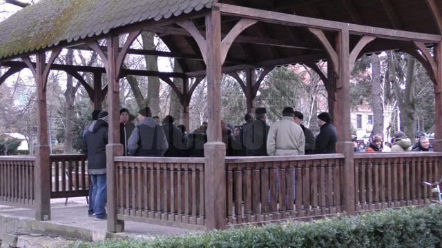 40 de foşti angajaţi de la societatea comercială Mobila SA Rădăuţi s-au adunat ieri dimineaţă la foişorul din parcul central