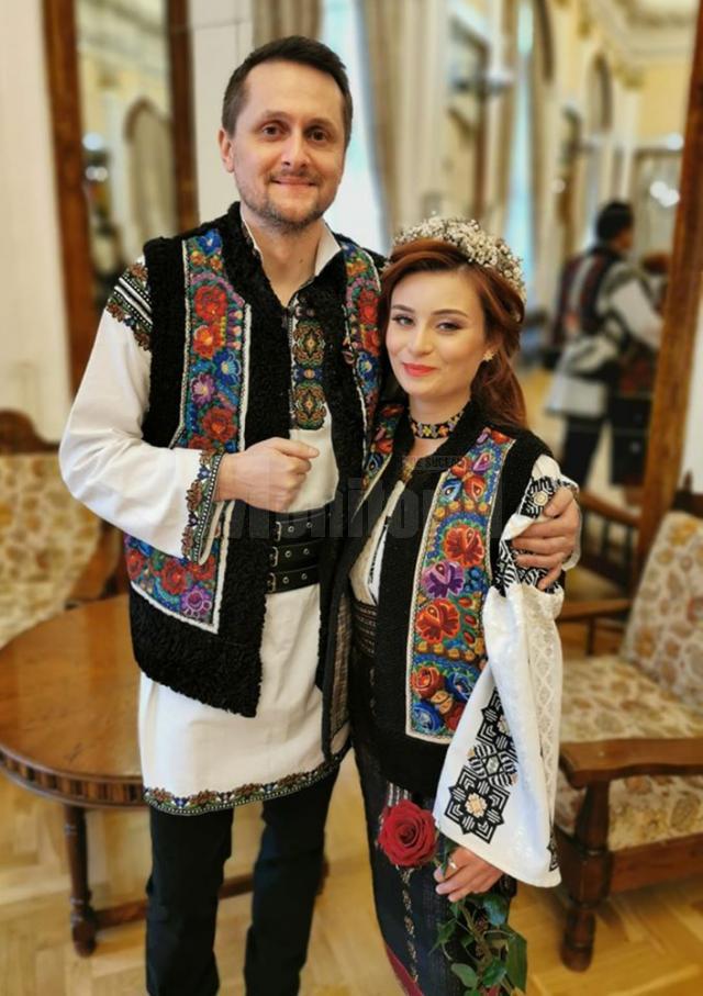 Florin și Cristina în costume populare