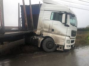 Trei răniţi, în urma coliziunii dintre un autoturism şi un autotren, la Cumpărătura