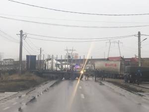 Trei răniţi, în urma coliziunii dintre un autoturism şi un autotren, la Cumpărătura