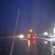 Câteva zeci de autovehicule, blocate aseară de polei în Pasul Tihuța
