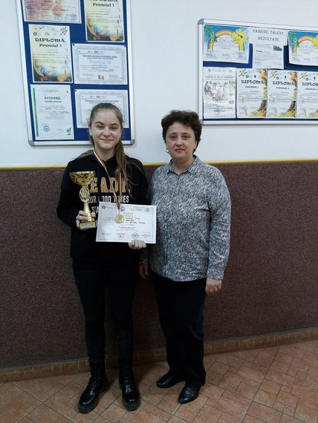 Beatrice Otilia Onuț, de la Drăgoiești (stânga) a obţinut Cupa concursului și Premiul I, alături de  prof. Daniela Baltariu