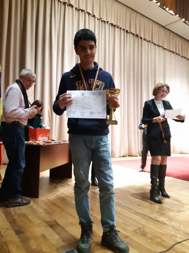 Mihai Ayan, de la Colegiul ”Nicu Gane” Falticeni, a fost premiat cu Premiul I și Cupa concursului