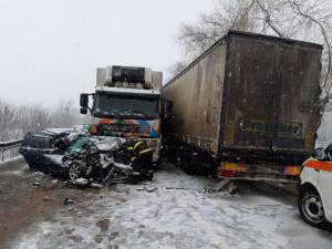 Accident între două autocamioane şi un autoturism, la ieşirea din Fălticeni spre Spătăreşti