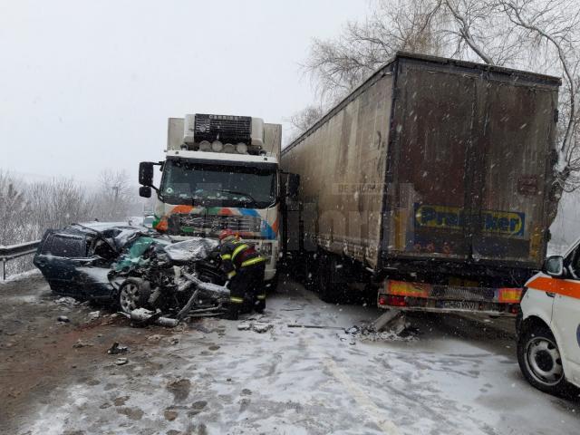 Accident violent, cu un autoturism lovit de două tiruri, în timpul unui blocaj provocat de ninsoare