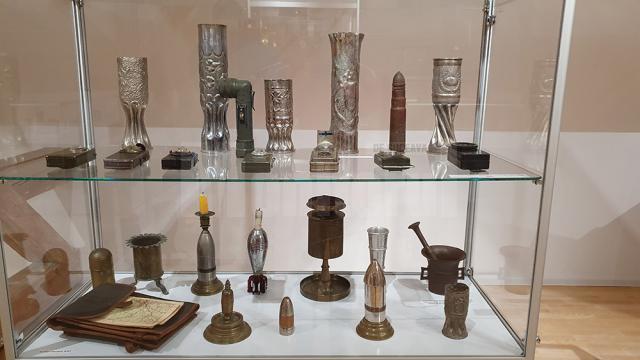 Sute de piese de colecţie din categoria Trench Art, expuse la Muzeul de Istorie Suceava