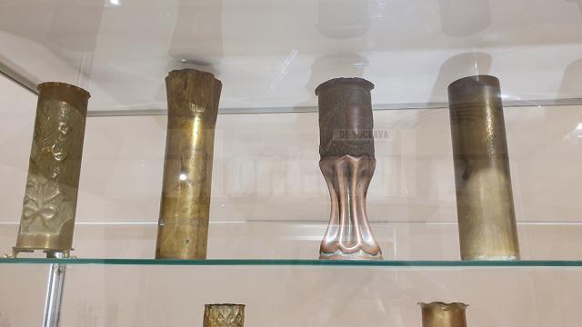 Sute de piese de colecţie din categoria Trench Art, expuse la Muzeul de Istorie Suceava