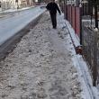 Trotuar acoperit de zăpada aruncată de pe carosabil, după ce a fost curățat de locuitorii de pe strada Biruinței 1