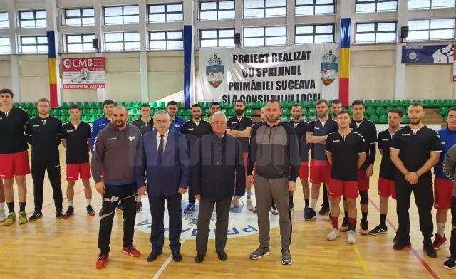 Primarul Sucevei, Ion Lungu, rectorul USV, Valentin Popa, și membrii echipei de  handbal Universitatea Suceava