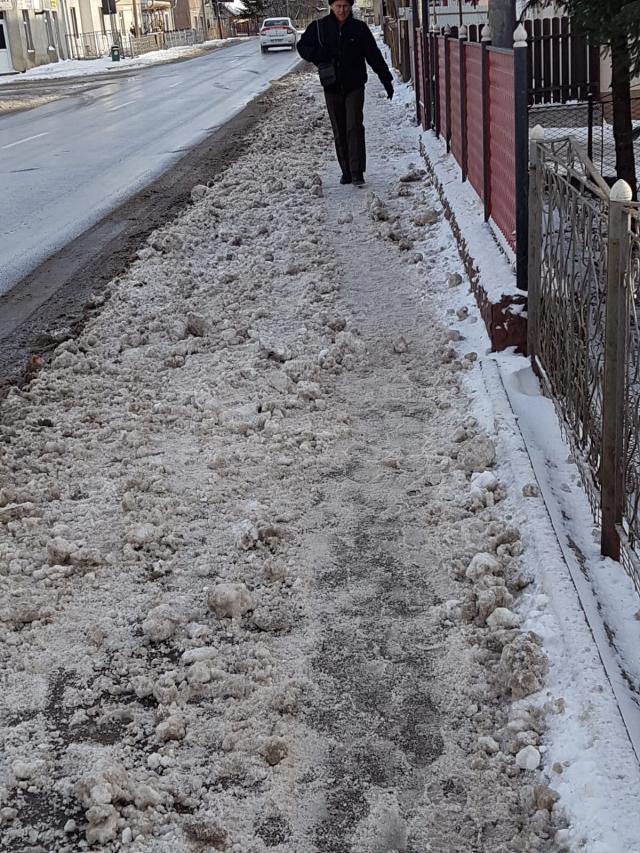 Trotuar acoperit de zăpada aruncată de pe carosabil, după ce a fost curățat de locuitorii de pe strada Biruinței