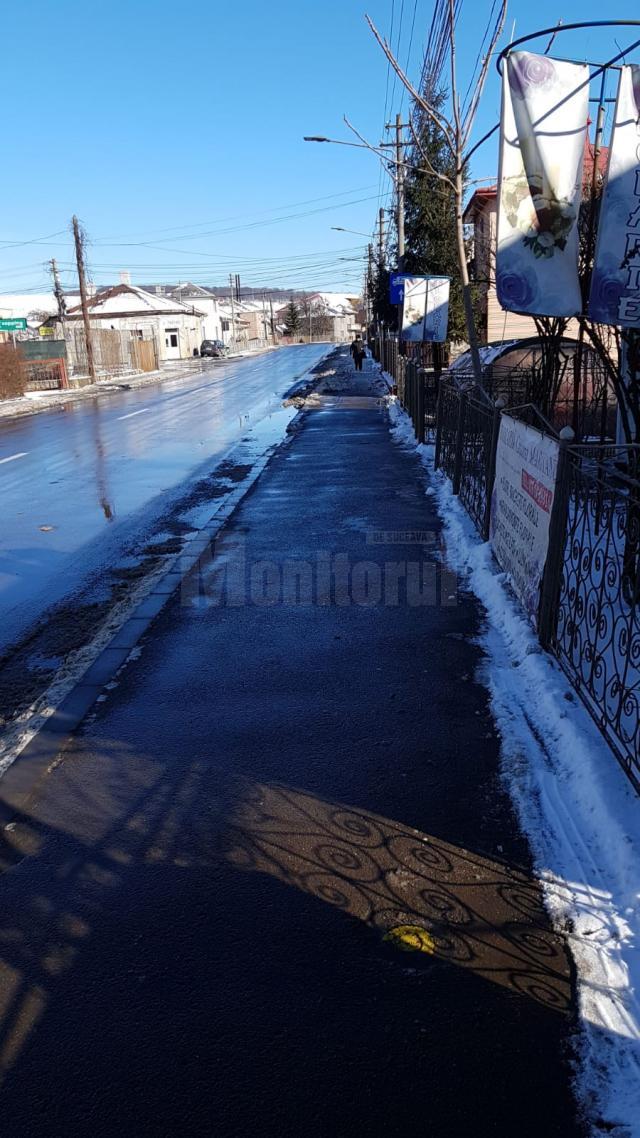 Trotuarul de pe strada Biruinței, curățat de localnici pentru a doua oară, după ninsorile de miercuri