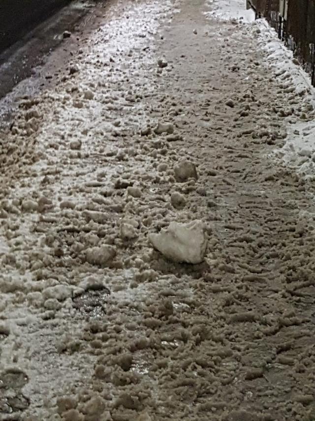 Locuitorii unei străzi din Iţcani, supăraţi că utilajele de deszăpezire aruncă zăpada pe trotuarele curăţate de ei