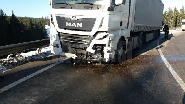 Masina a patruns pe contrasens, in autotrenul care circula regulamentar