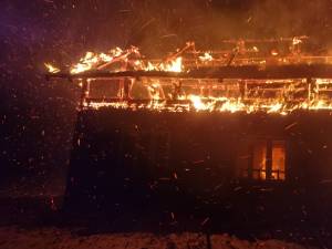 Un bătrân și-a găsit sfârșitul într-un incendiu izbucnit în timpul nopții, la Dorna Candrenilor