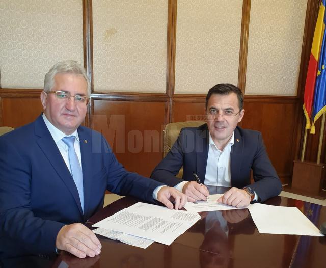 Primarul Ion Lungu și ministrul Dezvoltării, Ion Ștefan, la semnarea actului adiţional al proiectului realizării zonei de agrement a râului Suceava