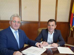 Primarul Ion Lungu şi  ministrul Dezvoltării, Ion Ştefan, la semnarea actului adiţional al proiectului realizării zonei de agrement a râului Suceava