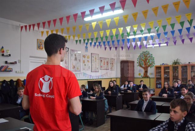 Peste 200 de elevi din clasele gimnaziale de la Moldoviţa au participat la o sesiune de informare, organizată de Salvaţi Copiii Suceava