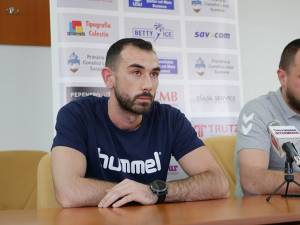 Antrenorul Adrian Chiruţ a venit la conferinţa de presă însoţit de jucătorul Robert Furak