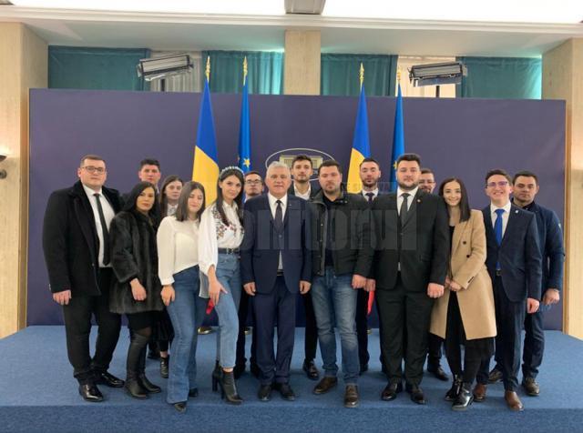 Deputatul PNL Dumitru Mihalescul alături de tinerii liberali rădăuţeni
