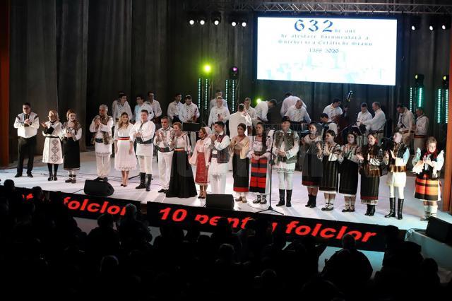 Gala ”10 pentru folclor”, organizată sub egida ”Suceava, 632 de ani de atestare documentară”, a reunit zeci de artişti din toată ţara