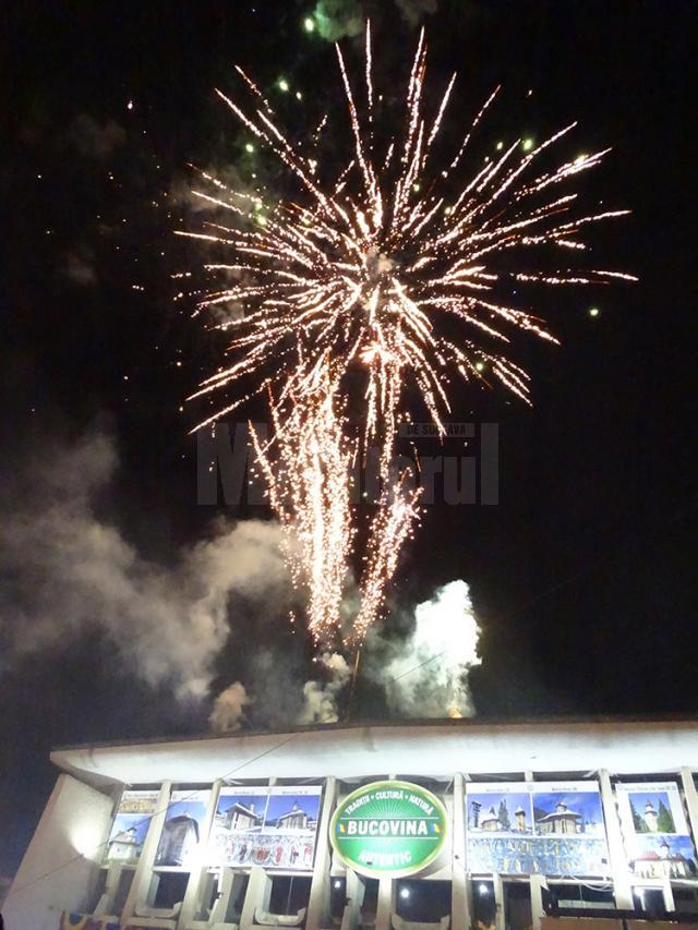 Superb foc de artificii, în centrul Sucevei