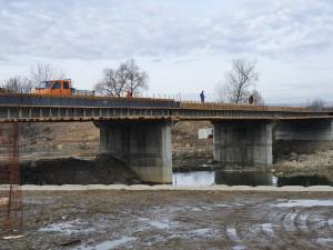 Podul Unirii poate fi acum parcurs dintr-un capăt în altul, pentru prima dată
