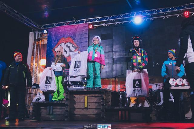 Copii premiaţi pe scena de la Vatra Dornei, după concursul de schi