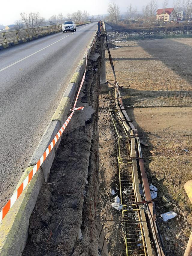 Probleme mari la podul de la Milişăuţi: o bucată de aproape 30 de metri de trotuar s-a prăbuşit