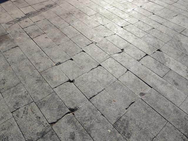 Granit distrus, grăsime şi zoaie pe esplanada din centrul Sucevei