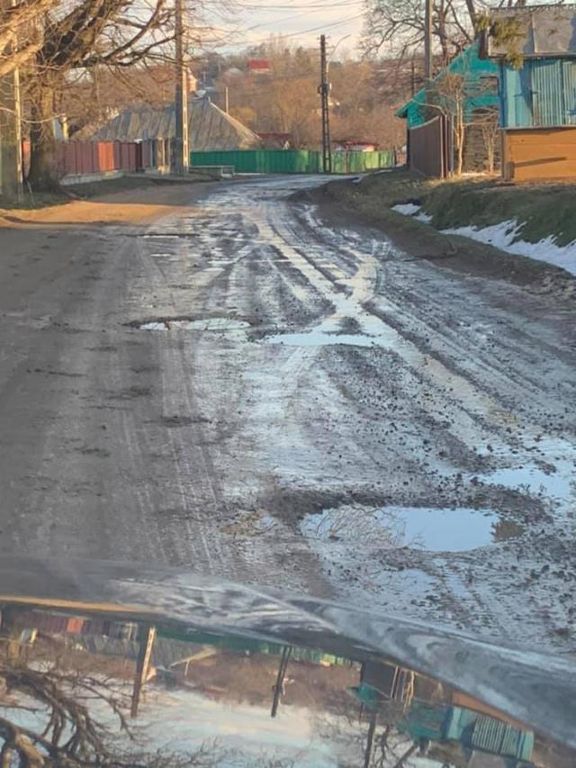 Gropi şi nămol pe post de drum comunal, între Zvoriştea şi Slobozia