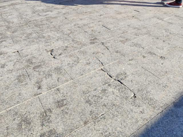 Granit distrus, grăsime şi zoaie pe esplanada din centrul Sucevei, după tarabele la care s-a pregătit mâncare