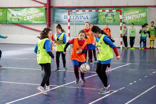 Cupa Tymbark Junior la Vatra Dornei. M. Belodedici a antrenat echipa fetelor de la U8 și a îndemnat copiii să facă mișcare.