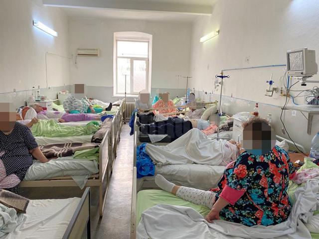 Salon din actualul spital din Fălticeni, supraaglomerat