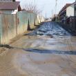 O stradă desfundată de 2 metri şi un pic, coşmarul celor care stau într-un cartier de vile din Sf. Ilie Nou