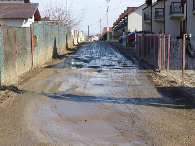 O stradă desfundată de 2 metri şi un pic, coşmarul celor care stau într-un cartier de vile din Sf. Ilie Nou