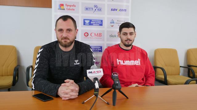 Antrenorul Adrian Chiruţ şi jucătorul Maxim Oancea