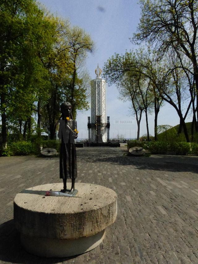 Fetița cu spice din fața Muzeului Holodomorului